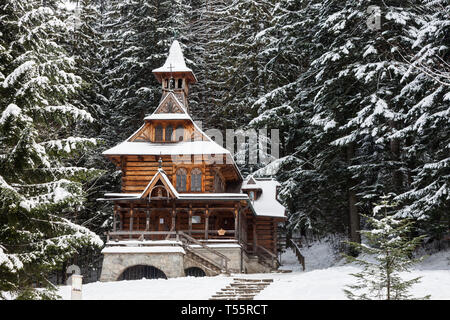 Kapelle des Heiligen Herzens Jesu im Schnee in Jaszczurowka, Polen Stockfoto