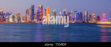 Sonnenuntergang Skyline von Doha, Katar Stockfoto