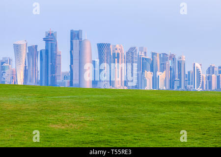 Rasen durch die Skyline von Doha, Katar Stockfoto