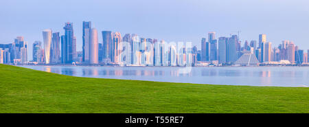 Rasen durch die Skyline von Doha, Katar Stockfoto