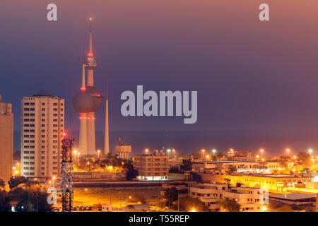 Skyline mit Kuwait Towers in der Nacht in Kuwait City, Kuwait Stockfoto