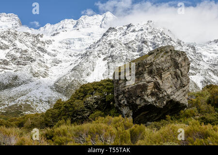 Boulder im Hooker Valley, Mount Cook National Park, Neuseeland Stockfoto