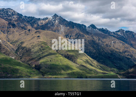 Berge von Lake Wakatipu nahe Queenstown, Neuseeland Stockfoto