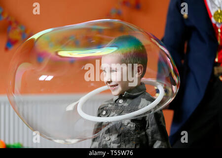 Belarus, die Stadt Gomel am 10. April 2016, der zentralen Kinder speichern. Das Baby in der Seifenblase. Stockfoto