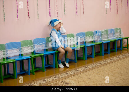 Belarus, Gomel, 27. Dezember 2017. Urlaub für Kinder im Kindergarten. Das Kind schreit auf dem Fest. Der Junge weint im Kindergarten Stockfoto