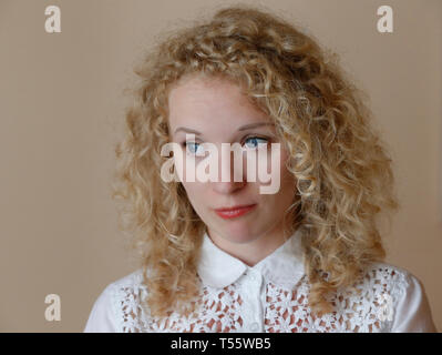 Lockig blond mit blauen Augen mit einem Gefühl der Enttäuschung Stockfoto