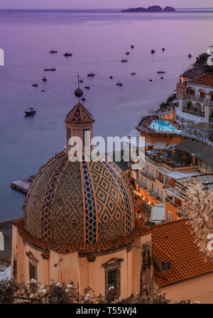 Gemusterte kirche kuppel bei Sonnenuntergang in Positano Amalfi Küste, Italien Stockfoto