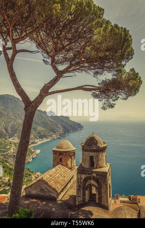 Über Glockentürme der Villa Rufolo in Ravello, Amalfi Küste, Italien Baum Stockfoto