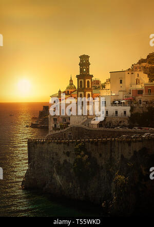 Glockenturm von Meer bei Sonnenuntergang in Atrani, Italien Stockfoto