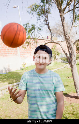 Teenager-Jungen Basketball werfen Stockfoto