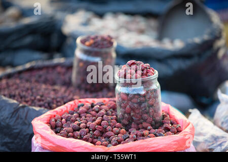 Dry Dog Rose in einem Glas Stockfoto