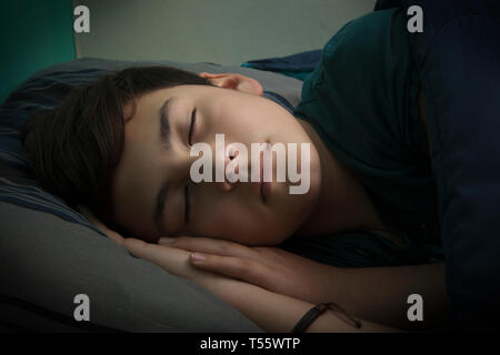 Jungen im Bett schlafen Stockfoto