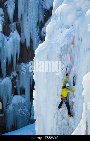 Man Eis in Ouray, USA Klettern Stockfoto