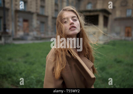 Windswept junge Frau Stockfoto