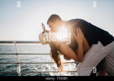 Mann und Frau küssen auf Pier