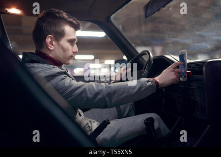 Seite Foto von MAN-Fahrer einrichten Der Navigator beim Sitzen im Auto auf u-Versicherung Stockfoto