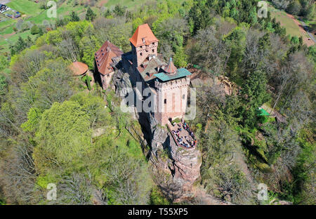 Luftaufnahme der Burg Berwartstein, mittelalterliche Räuber Ritterburg am Dorf Erlenbach bei Dahn, Wasgau, Rheinland-Pfalz, Deutschland Stockfoto