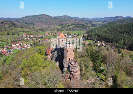 Luftaufnahme der Burg Berwartstein, mittelalterliche Räuber Ritterburg am Dorf Erlenbach bei Dahn, Wasgau, Rheinland-Pfalz, Deutschland Stockfoto