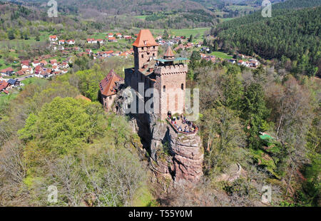 Luftaufnahme der Burg Berwartstein, mittelalterliche Räuber Ritterburg am Dorf Erlenbach bei Dahn, Wasgau, Rheinland-Pfalz, Deutschland Stockfoto