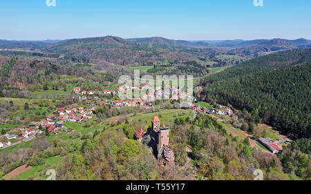 Luftaufnahme der Burg Berwartstein, mittelalterliche Räuber Ritterburg am Dorf Erlenbach bei Dahn, Wasgau, Rheinland-Pfalz, Deutschland Stockfoto