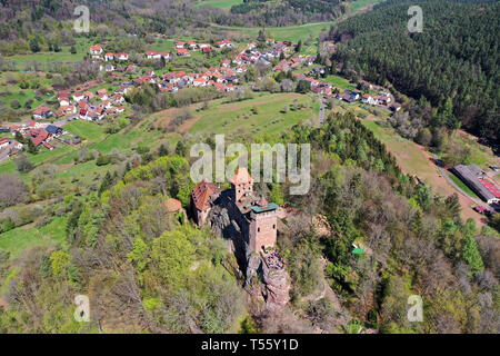 Luftaufnahme der Burg Berwartstein, mittelalterliche Räuber Ritterburg am Dorf Erlenbach bei Dahn, Wasgau, Rheinland-Pfalz, Deutschland Stockfoto