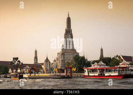 Thailand, Bangkok und Thonburi, Wat Arun Ratchawararam, iconic Riverside Tempel, mit zentralen Prang Sehenswürdigkeit Turm, von Chao Phraya River Stockfoto