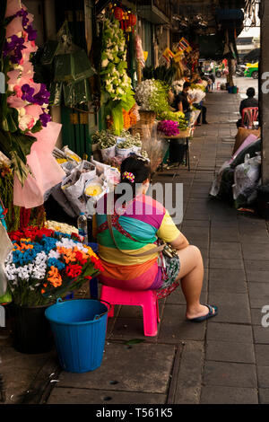 Thailand, Bangkok, Thanon Verbot Mo, Blumenmarkt, Trader saßen draußen Stall verkaufen Künstliche Blumen Stockfoto