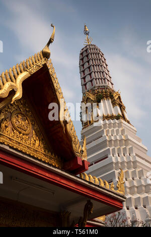 Thailand, Bangkok, Wat Chakkrawat, Khwaeng Chakrawatrachawat Woramahawihan, Giebel und tripitaka Turm Prang spire Stockfoto