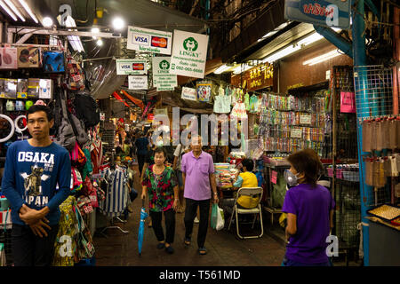 Thailand, Bangkok, Chinatown, Yaowarat, Sampeng Lane Market, Soi wanit 1, Shopper in der Walking Street Stockfoto