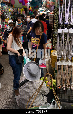 Thailand, Bangkok, Chinatown, Yaowarat, Sampeng Lane Market, Soi wanit 1, hawker Verkauf von Mangos Stockfoto