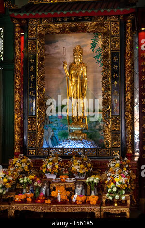 Thailand, Bangkok, Chinatown, Thanon Yaowarat, Kuan Yim Schrein, 900 Jahre alten vergoldeten Guan Yin Statue Stockfoto