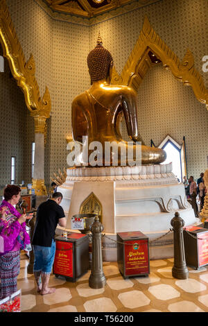 Thailand, Bangkok, Thanon Charoen Krung, Wat Traimit, goldene Buddha, Phra Phuttha Maha Suwana Patimakon, Anbeter an der Rückseite der Statue Stockfoto