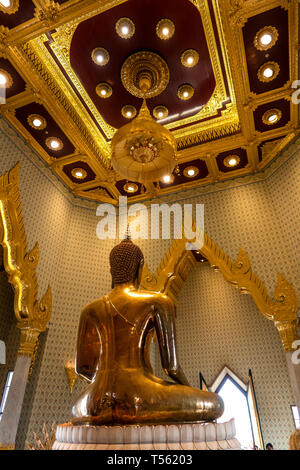 Thailand, Bangkok, Thanon Charoen Krung, Wat Traimit, goldene Buddha, Phra Phuttha Maha Suwana Patimakon, vihara Interieur und Decke von der Rückseite der Stat Stockfoto