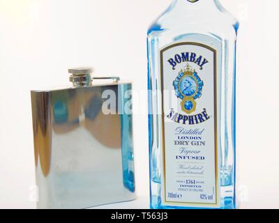 MADRID, Spanien - 21. April: Bombay Sapphire Genf Flasche und Metall Kolben am 21. April 2019 in Madrid, Spanien. Stockfoto