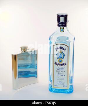 MADRID, Spanien - 21. April: Bombay Sapphire Genf Flasche und Metall Kolben am 21. April 2019 in Madrid, Spanien. Stockfoto