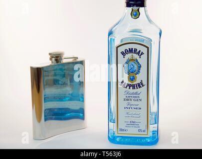 MADRID, Spanien - 21. April: Bombay Sapphire Genf Flasche und Metall Kolben am 21. April 2019 in Madrid, Spanien. Stockfoto