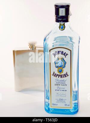 MADRID, Spanien - 21. April: Bombay Sapphire Genf Flasche und Metall Kolben am 21. April 2019 in Madrid, Spanien. Stockfoto