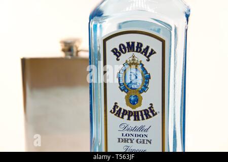 MADRID, Spanien - 21. April: Bombay Sapphire Genf Flasche und Metall Kolben am 21. April 2019 in Madrid, Spanien. Stockfoto