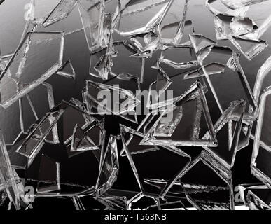 Stücke von Glas zerbrochen auf grau, 3D-Darstellung oder gerissen; 3D-Rendering Stockfoto