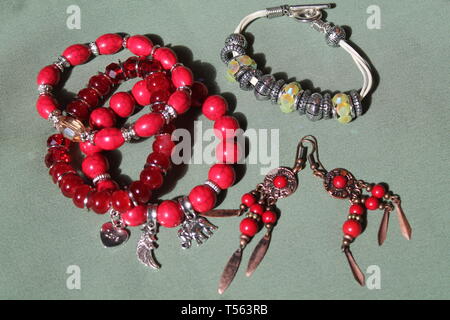 Helles Rot Armband mit Ohrring und rote Kerze für zen Heilung und Meditation Stockfoto