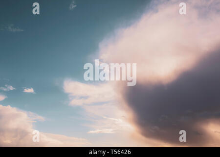 Die verbleibenden Wolken nach einer stürmischen Tag in Dublin, Irland. Stockfoto