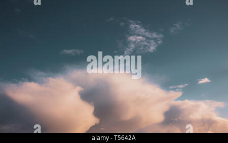 Die verbleibenden Wolken nach einer stürmischen Tag in Dublin, Irland. Stockfoto