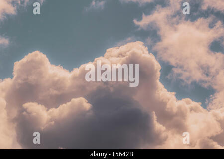 Die verbleibenden Wolken nach einer stürmischen Tag in Dublin, Irland. Stockfoto