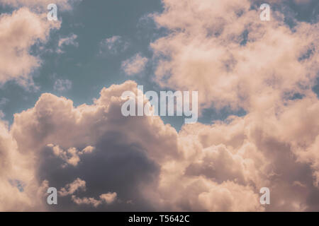 Die verbleibenden Wolken nach einer stürmischen Tag in Dublin, Irland. Stockfoto