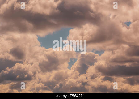 Die verbleibenden Wolken nach einer stürmischen Tag in Dublin, Irland. Stockfoto