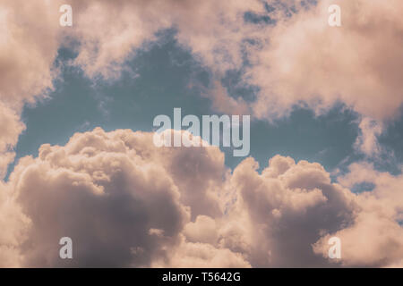 Die verbleibenden Wolken nach einer stürmischen Tag in Dublin, Irland. Stockfoto