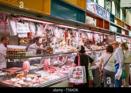 Malaga, Spanien - Mai 06, 2018. Kunden an der Spanische Spezialitäten fom Ataranzanas Central Market, Malaga, Spanien Stockfoto