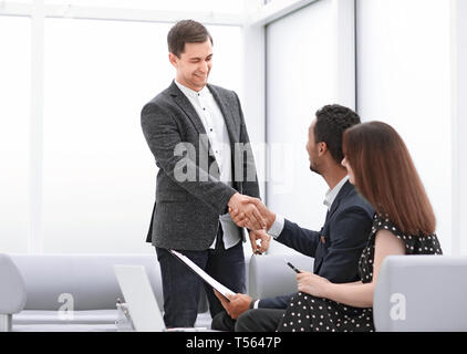 Immobilienmakler und das junge Paar Hände schütteln mit einander. Foto mit Kopie Raum Stockfoto