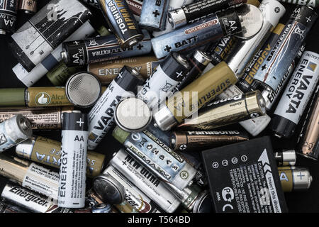 Sibiu, Rumänien - Februar 17, 2019, zum Einmalgebrauch, leeren Batterien verschiedener Größe und Farbe verwendet, Ansicht von oben Stockfoto