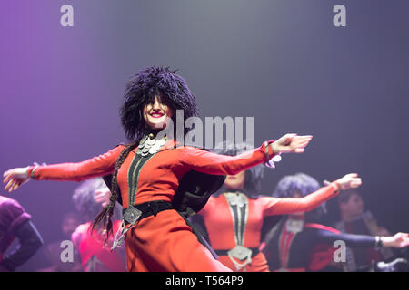 Belarus, die Stadt Gomel, 27.02.2018. Konzert der georgische Nationalballett Der ukhishvili'. georgischen Frau in Nationale Kleidung tanzen georgischen Nationalen Stockfoto